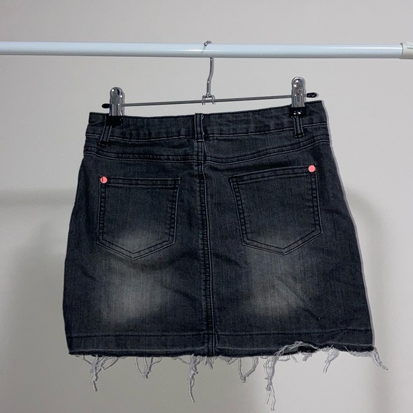 dark grey denim mini skirt with frayed edges and adjustable waist. - Picture 2 of 2